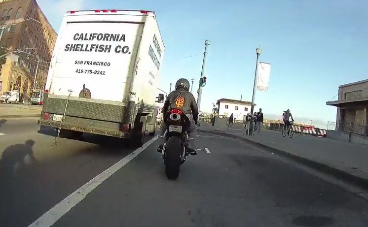 Motociclista corta caminho pela ciclovia e leva a pior!