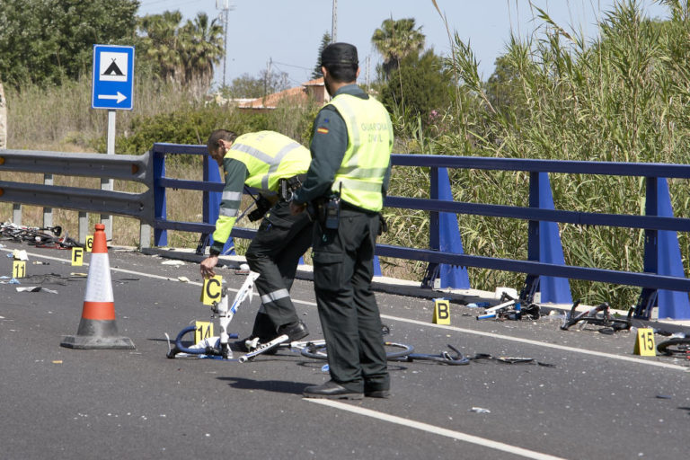 Motorista bebada atropela seis ciclistas, dois morrem!