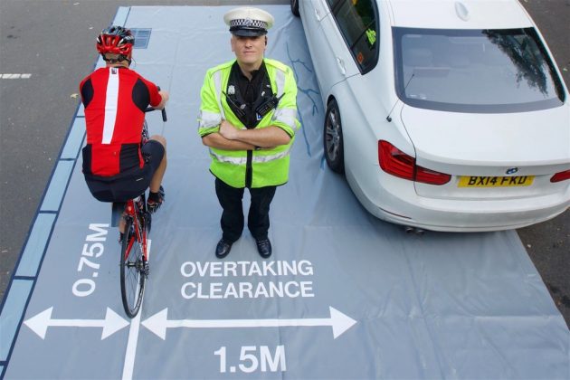 Motorista de caminhão multado por não guardar distância para ciclista!
