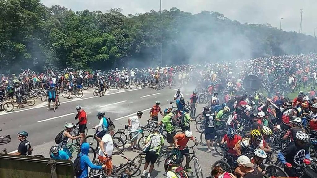 Ciclistas são recebidos com Bombas no Pedal Anchieta 2017 | Foto Reprodução Redes Sociais
