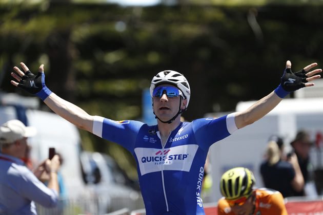 Elia Viviani vence a primeira pela Quick Step!