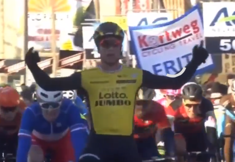 Dylan Groenewegen vence sprint na KBC