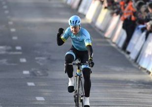 Astana vence Omloop com Valgren