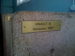Placa com a indicação de Bernard Hinault como vencedor da Paris Roubaix de 1981 | Foto Amis de Roubaix