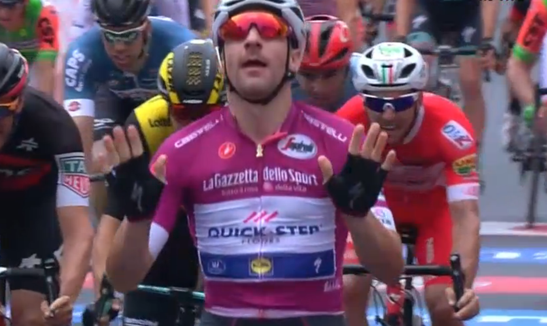 Elia Viviani vence sprint no Giro