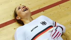 Campeã olímpica e mundial Kristina Vogel sofre lesão grave