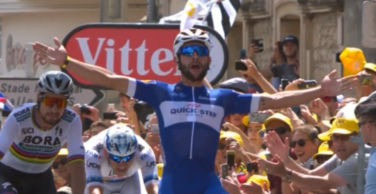 Começa o Tour de france! Gaviria veste a camisa amarela no primeiro dia!