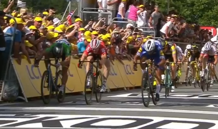 Gaviria vence sprint no Tour de France