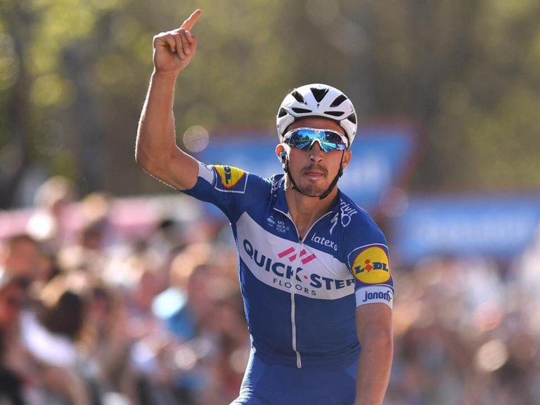 Julian Alaphilippe vence a primeira etapa com subida. Avermaet segue líder!