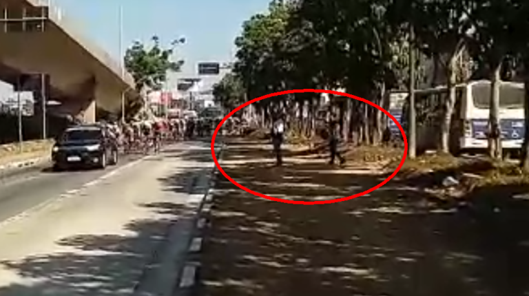 Cultura Esportiva: Motoristas xingam ciclistas profissionais por bloqueio momentâneo.