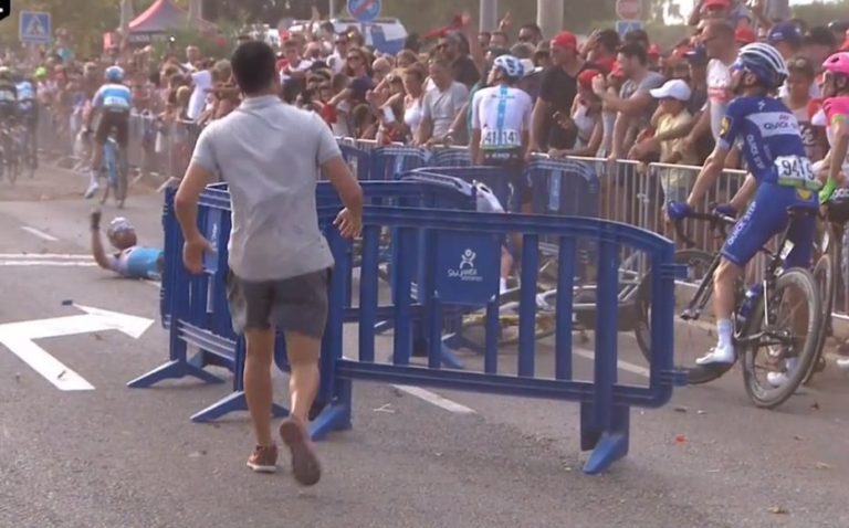 Veja como foi incidente no final de etapa na Vuelta com Helicóptero derrubando barreiras sobre ciclistas