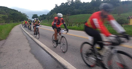 Ciclista morre atropelada durante desafio Audax na  RJ-116