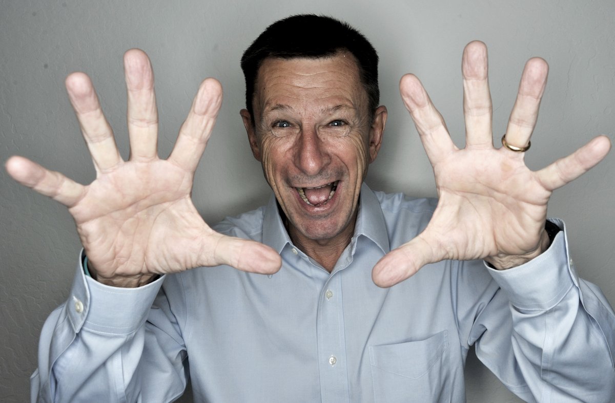 Lendário comentarista de ciclismo Paul Sherwen falece aos 62 anos.