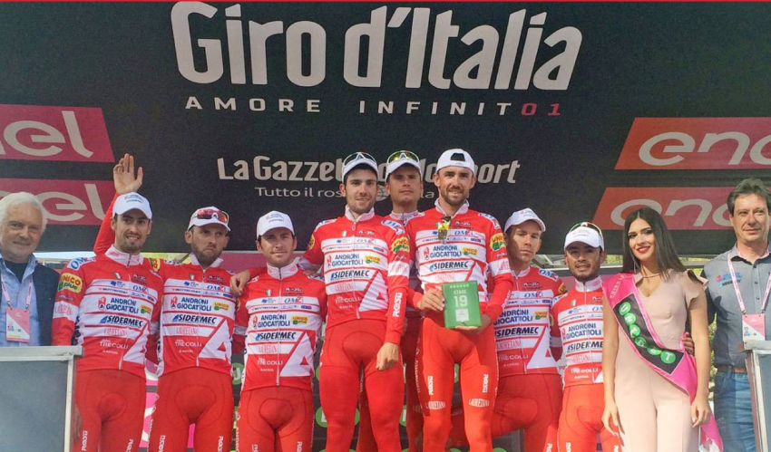 Equipe Androni Giocattoli na apresentação para o Giro d'Italia 2019