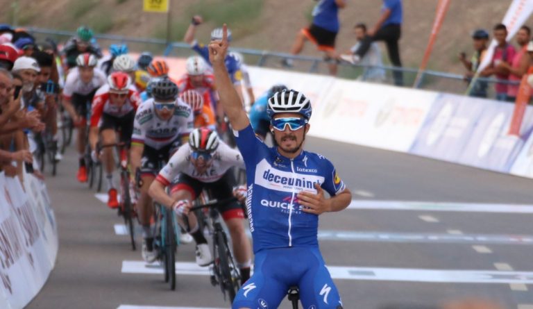 Alaphilippe ataca na subida e vence contra o pelote na Vuelta San Juan