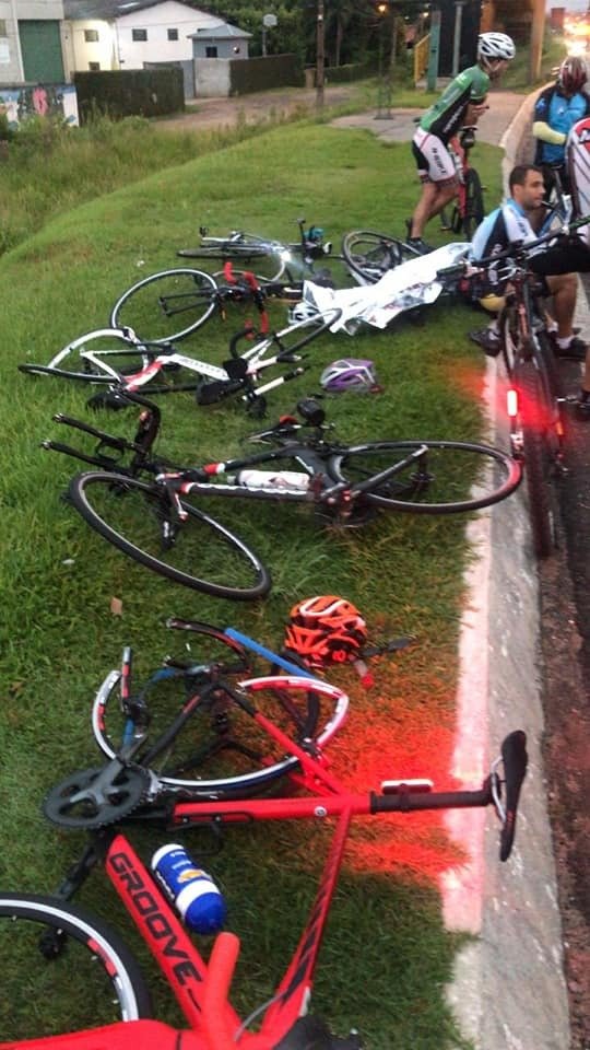 Paraná: Grupo de 6 ciclistas atropelado, motorista fugiu sem prestar socorros!