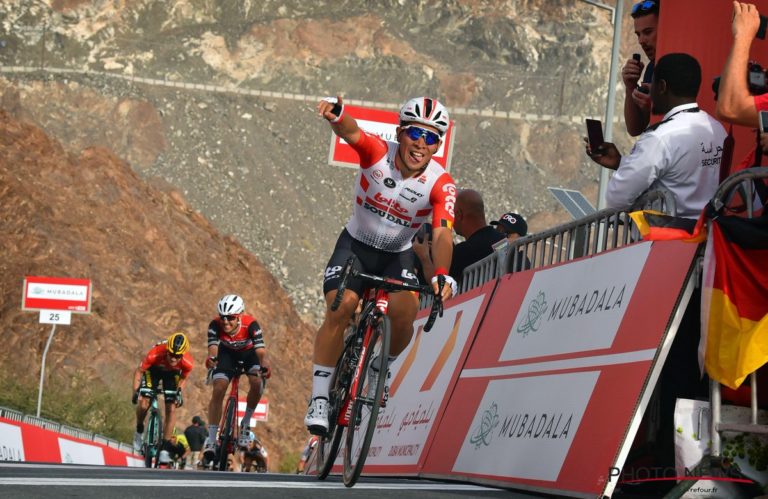 Caleb Ewan surpreende e vence sprint em subida na etapa 4 da Volta aos Emirados Árabe