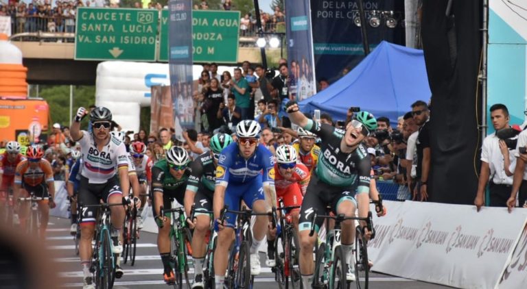 Sam Bennett bate Hodeg no Sprint embalado por Sagan. Anacona é campeão na Argentina