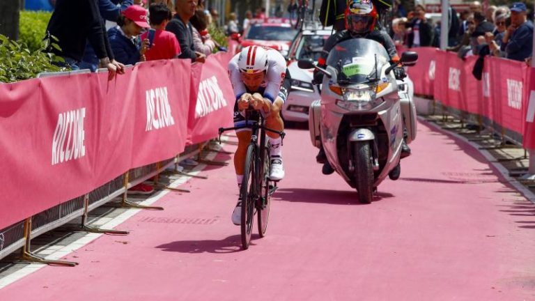 A troca fatal! Campenaerts não planejou trocar a bicicleta!