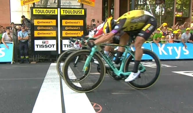 Caleb Ewan vence sprint em Toulouse no Tour de France