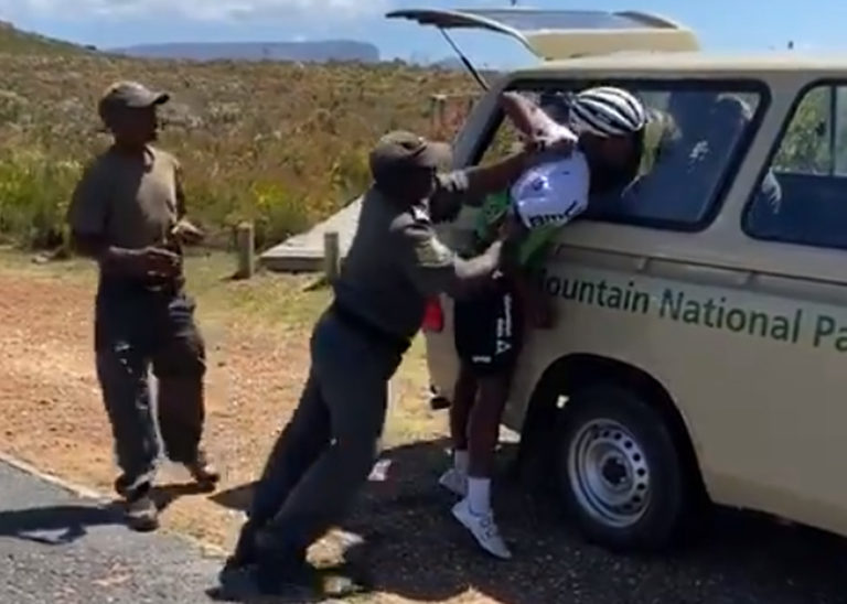 Nic Dlamini tem o braço quebrado por guardas florestais na África do Sul