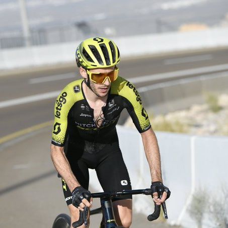 Adam Yates vence no alto de Jebel Hafeet e lidera o Tour aos Emirados Árabes
