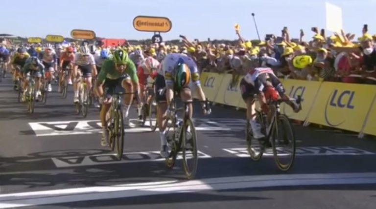 Sam Bennett vence e tira camisa verde de Sagan!