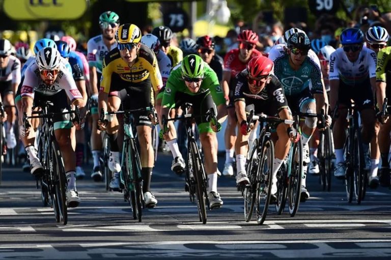 Caleb Ewan vence em Poitiers no Tour de France
