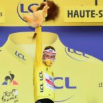 Tadej Pogacar no pódio do Tour de France com a camisa de vencedor e o mascote leão em suas mãos | Foto A.S.O.