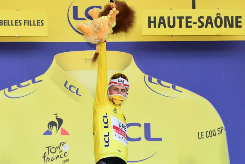 Tadej Pogacar no pódio do Tour de France com a camisa de vencedor e o mascote leão em suas mãos | Foto A.S.O.