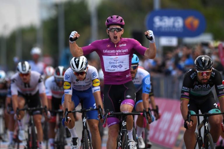 Démare vence pela 4ª vez no Giro em Rimini!