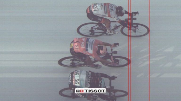 Diego Ulissi vence sprint no Giro em etapa sensacional!