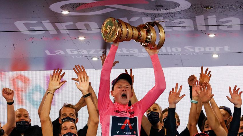 Tao Geoghegan Hart comemora a vitória no Giro d'Italia erguendo o troféu