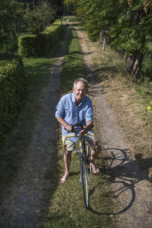 Jan Wittenberg em sua bicicleta em rua sem calçamento.