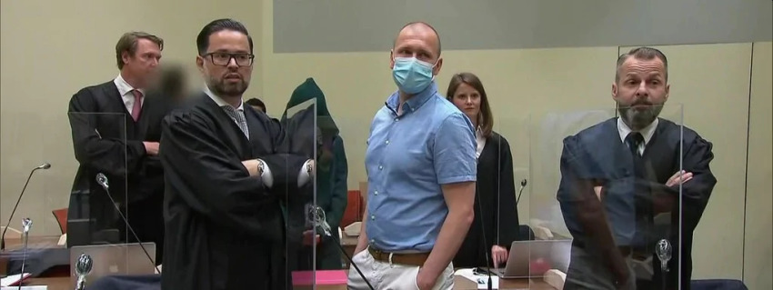 Mark Schmidt ao centro durante julgamento em Munique