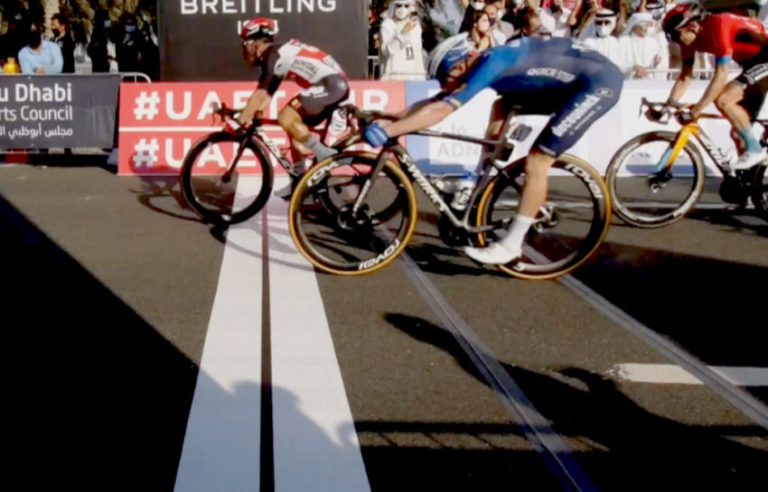 Caleb Ewan vence última etapa do UAE Tour! Pogacar é o campeão!