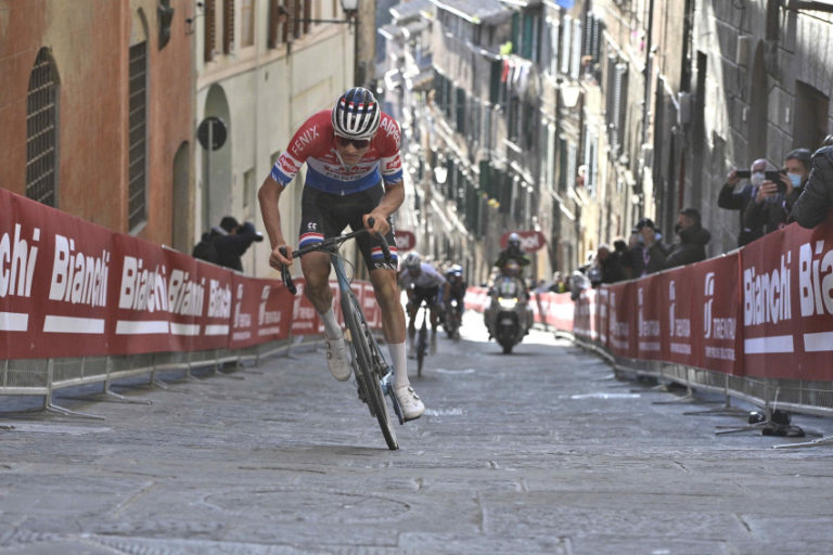 Van der Poel vence Strade Bianche