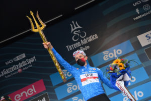 Tadej Pogacar segura o tridente, troféu da Tirreno Adriático 2021 | Foto RCS