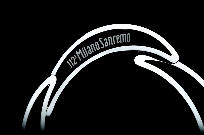 Reflexo do troféu da 112ª Milano Sanremo | Foto Divulgação RCS