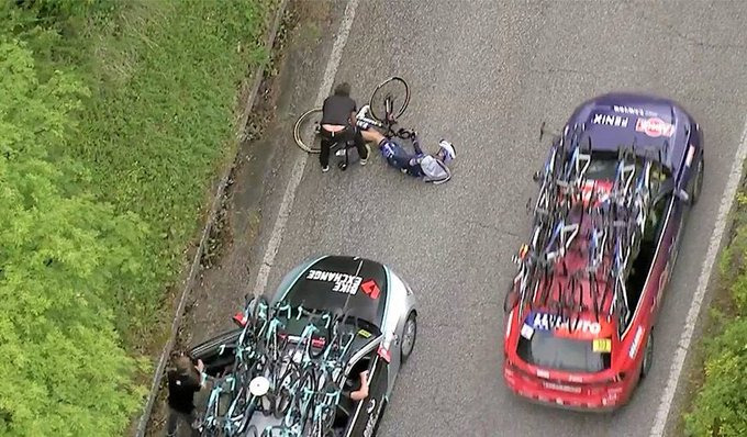 Ciclista é atropelado por carro de equipe adversária durante o Giro 2021 | Caputra TV | Pelote Ciclismo