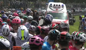 Ambulância chega ao local de acidente no Giro 2021 | Pelote Ciclismo