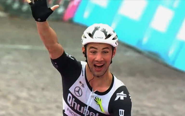 Victor Campenaerts vence sob chuva no Giro