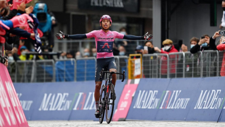 Egan Bernal doutrina e vence etapa rainha no Giro!