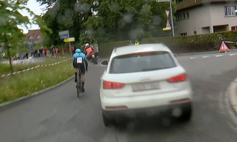 Jakob Flugsang desvia de carro no Tour de Suisse | Captura TV