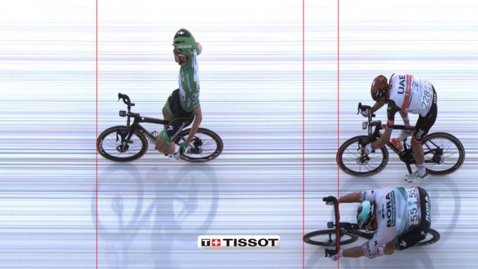 Jakobsen faz a trinca na Vuelta!