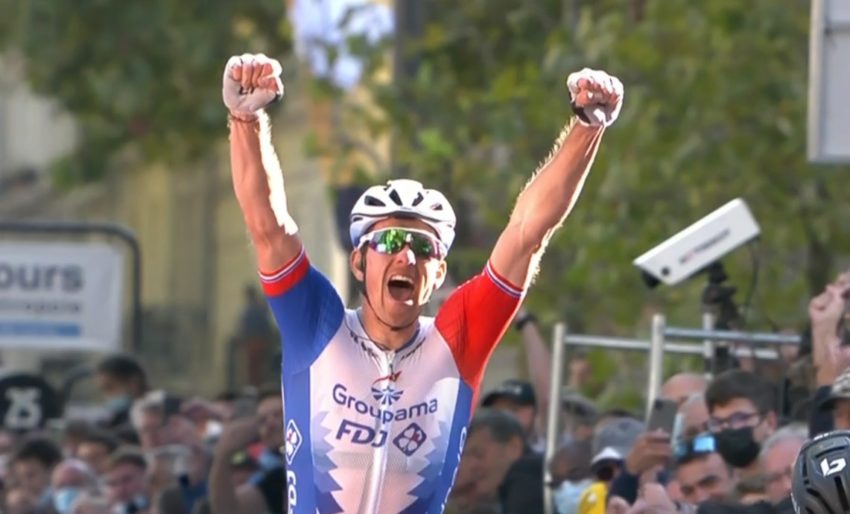 Arnaud Démare vence a Paris Tours 2021 - Captura TV