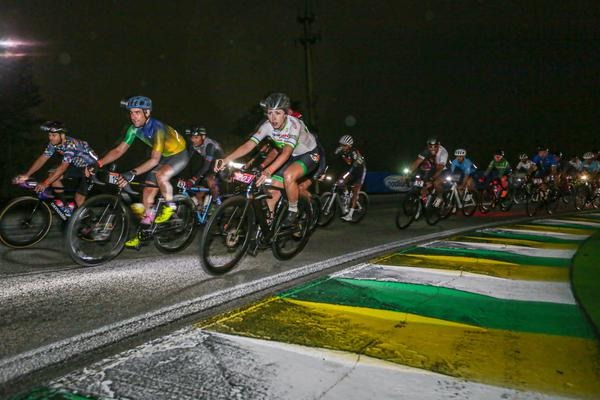 Ciclistas disputam o Bike Night em Interlagos | Foto Fotop