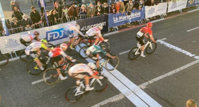 Amaury Capiot vence GP La Marseillaise batendo Mads Pedersen no sprint!