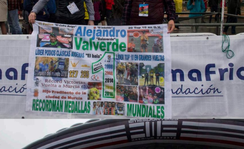 Cartaz com homenagens a Alejandro Valverde | Foto Divulgação