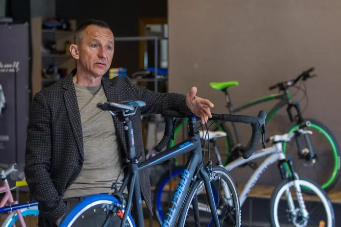 Vencedor da Paris-Roubaix, Andrei Tchmil está pronto para lutar pela Ucrânia